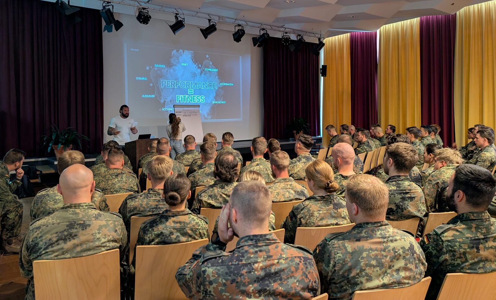 Valde hält einen Vortrag vor einer komplett gefüllten Bundeswehr-Einheit